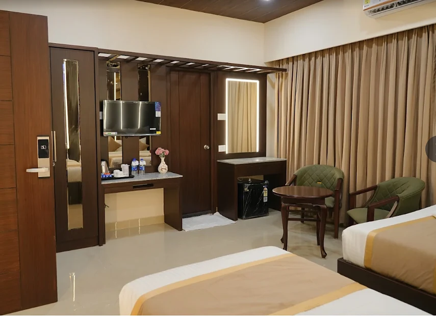 Luxury Triple room with wardrobe and TV unit