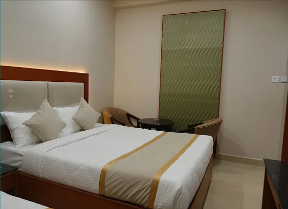 Deluxe Double room with a queen bed and green art panel