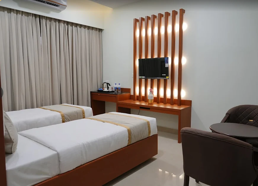 Twin room with desk